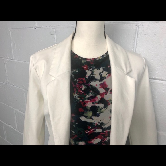 Beautiful Sleeveless Blouse - Picture 1 of 9